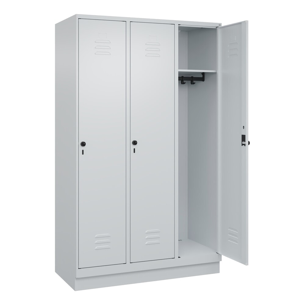 Produktabbildung: C+P Spind Classic PLUS, Sockel, 3 Abteile, HxBxT 1.950 x 1.200 x 500 mm, lichtgrau, lichtgrau, für Vorhängeschloss, ohne Mitteltrennwand