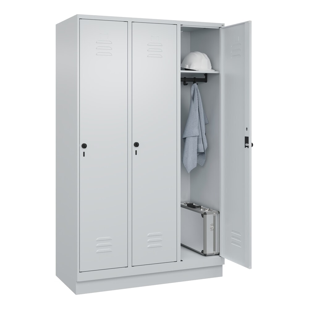 Produktabbildung Nr. 10: C+P Spind Classic PLUS, Sockel, 3 Abteile, HxBxT 1.950 x 1.200 x 500 mm, lichtgrau, lichtgrau, für Vorhängeschloss, ohne Mitteltrennwand