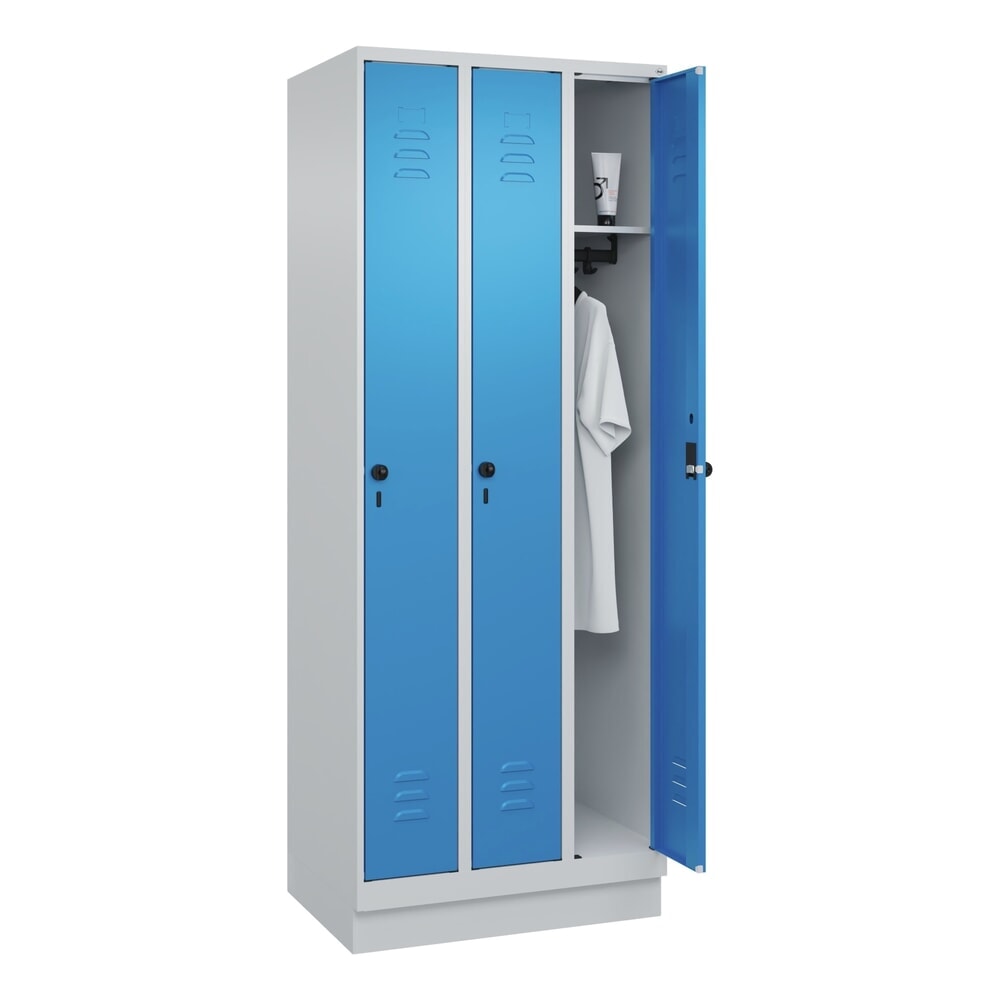 Produktabbildung Nr. 10: C+P Spind Classic PLUS, Sockel, 3 Abteile, HxBxT 1.950 x 750 x 500 mm, lichtgrau, lichtblau, für Vorhängeschloss, ohne Mitteltrennwand