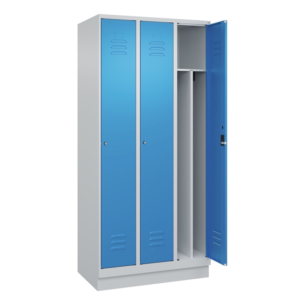 C+P Spind Classic PLUS, Sockel, 3 Abteile, HxBxT 1.950 x 900 x 500 mm, lichtgrau, lichtblau, Zylinderschloss, mit Mitteltrennwand Produktabbildung: C+P Spind Classic PLUS, Sockel, 3 Abteile, HxBxT 1.950 x 900 x 500 mm, lichtgrau, lichtblau, Zylinderschloss, mit Mitteltrennwand
