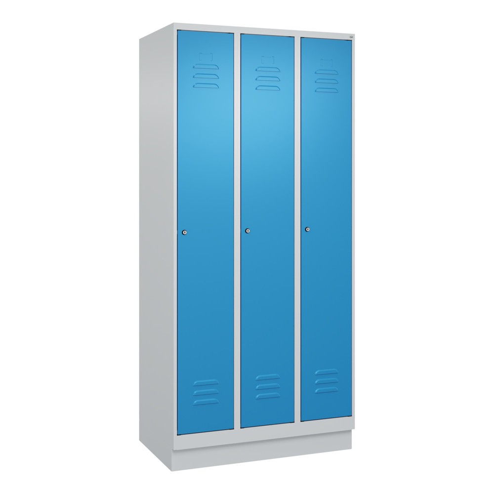 Produktabbildung: C+P Spind Classic PLUS, Sockel, 3 Abteile, HxBxT 1.950 x 900 x 500 mm, lichtgrau, lichtblau, Zylinderschloss, ohne Mitteltrennwand