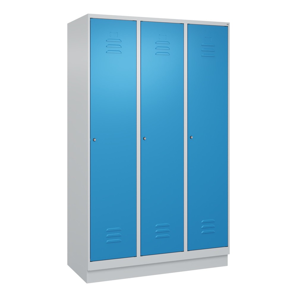 Produktabbildung: C+P Spind Classic PLUS, Sockel, 3 Abteile, HxBxT 1.950 x 1.200 x 500 mm, lichtgrau, lichtblau, Zylinderschloss, ohne Mitteltrennwand