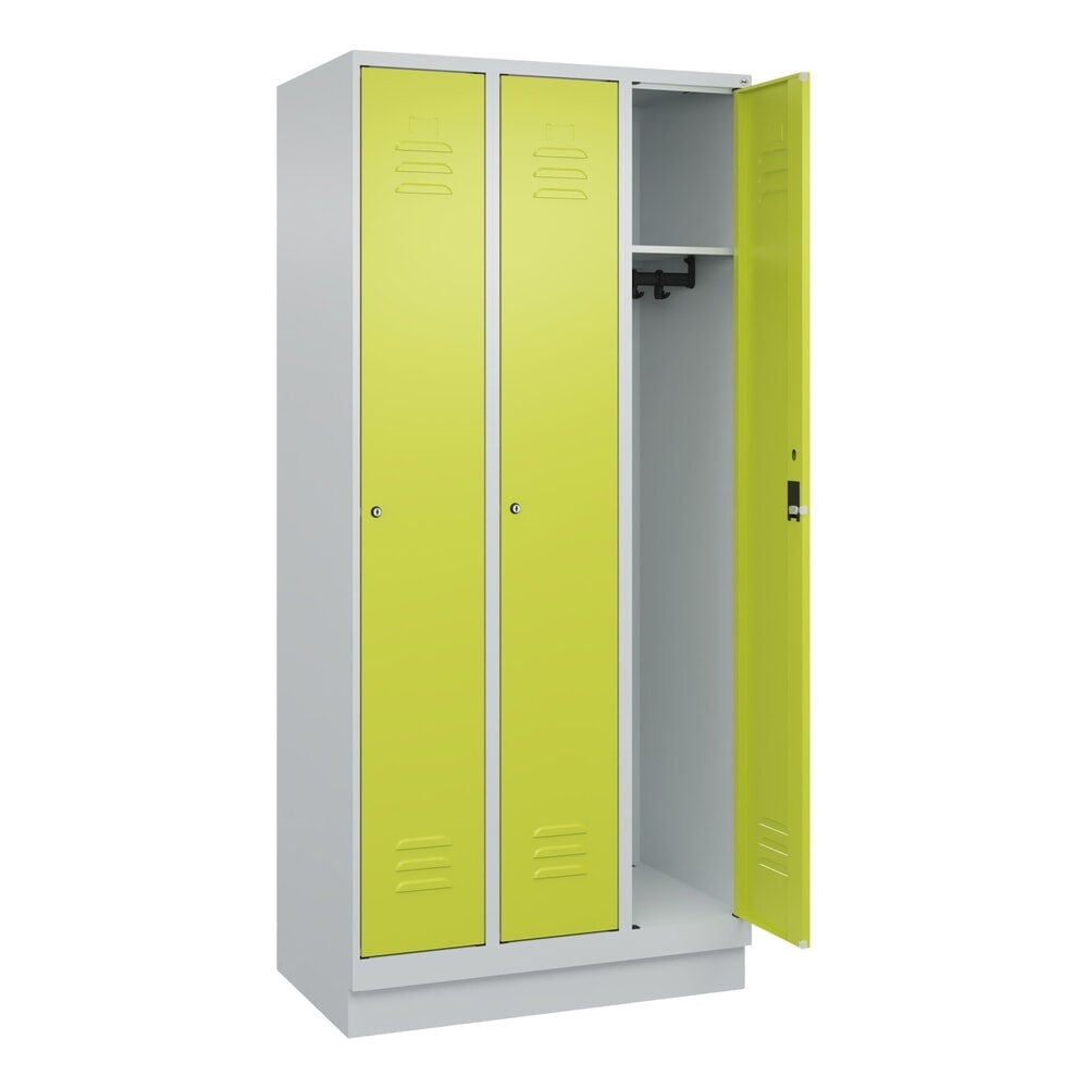 C+P Spind Classic PLUS, Sockel, 3 Abteile, HxBxT 1.950 x 900 x 500 mm, lichtgrau, clowngrün, Zylinderschloss, ohne Mitteltrennwand Produktabbildung: C+P Spind Classic PLUS, Sockel, 3 Abteile, HxBxT 1.950 x 900 x 500 mm, lichtgrau, clowngrün, Zylinderschloss, ohne Mitteltrennwand