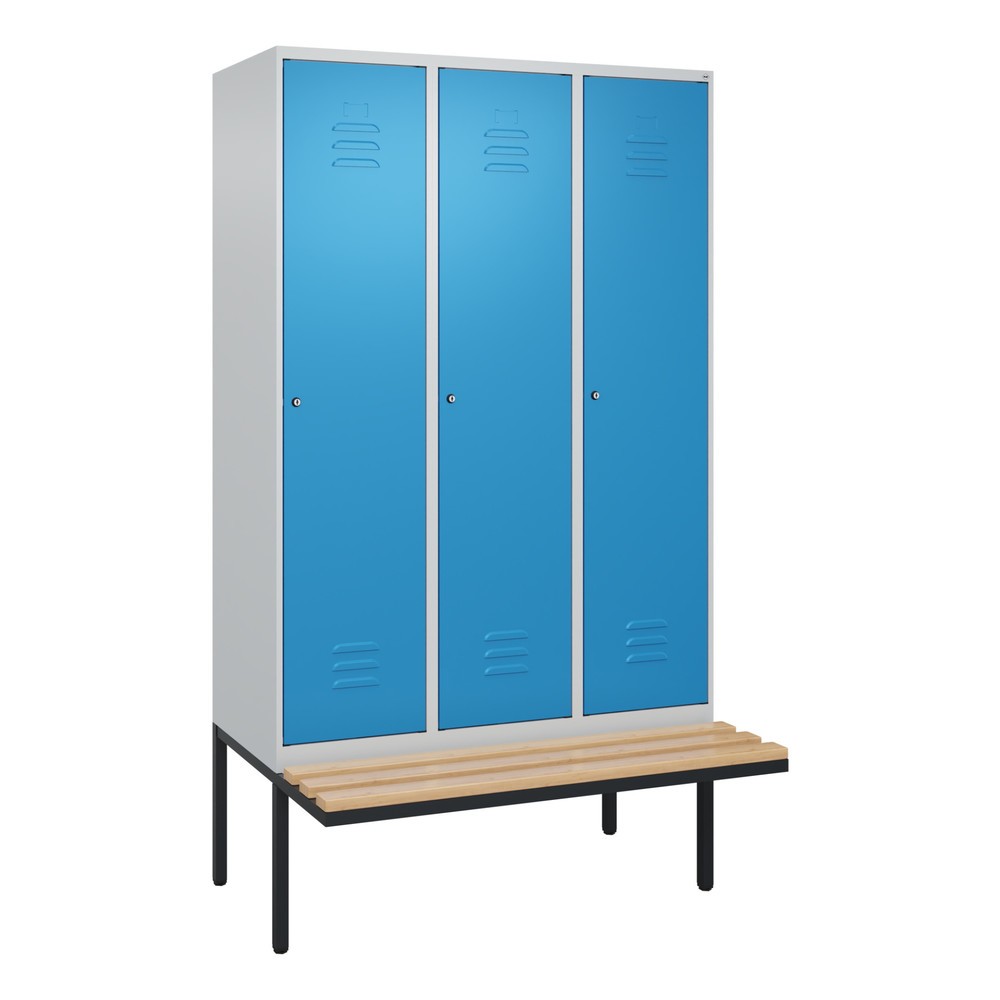 Produktabbildung: C+P Spind Classic PLUS, 3 Abteile, Trennwand, HxBxT 2.120 x 1.200 x 815 mm, Zylinderschloss, auskragende Bank aus Buche, lichtgrau, lichtblau