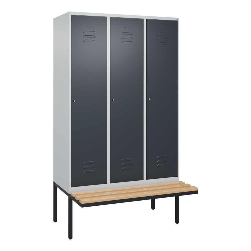 Produktabbildung: C+P Spind Classic PLUS, 3 Abteile, Trennwand, HxBxT 2.120 x 1.200 x 815 mm, Zylinderschloss, auskragende Bank aus Buche, lichtgrau, anthrazitgrau