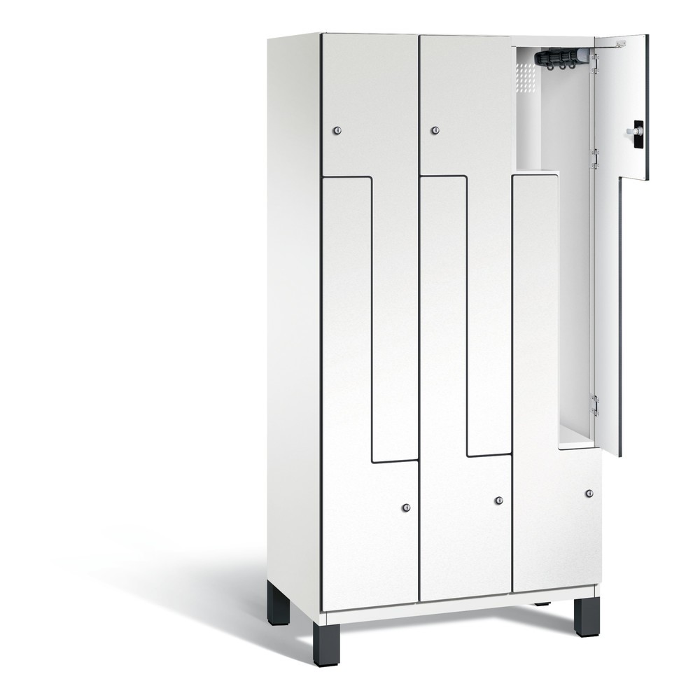 Produktabbildung: C+P Z-Spind Cambio, 3 Abteile, Abteilbreite 300 mm, HxBxT 1980x900x525 mm, RAL 9016 Verkehrsweiß, Dekor Weiß, Füße