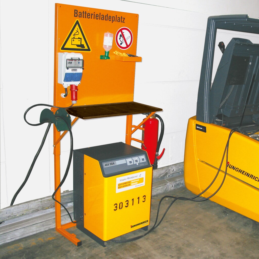 Produktabbildung: Halterung für Bauer® Wasserbehälter am Batterieladeplatz