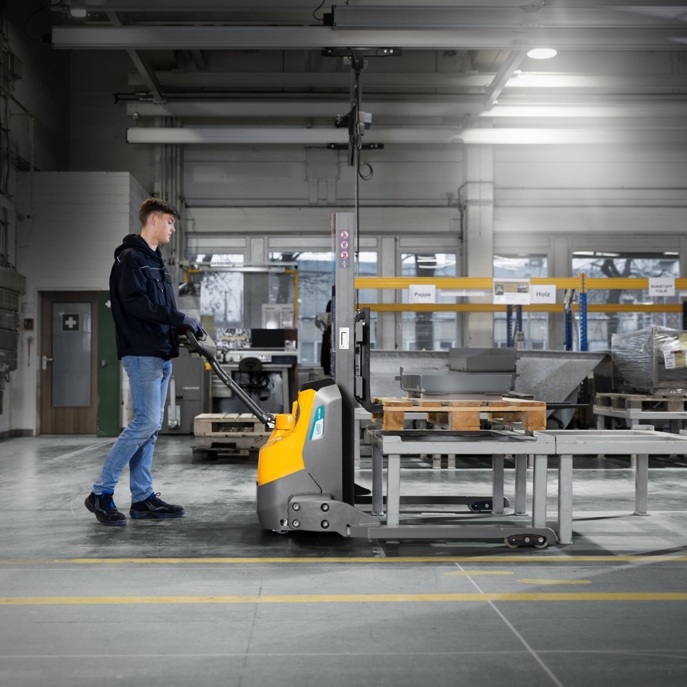 Produktabbildung Nr. 9: Jungheinrich Elektro-Hochhubwagen EJC 110bi E, Monomast, Hubhöhe 2.030 mm, Tragfähigkeit 1.200 kg, Proportionalhydraulik, Radarmabstand 1.270 mm