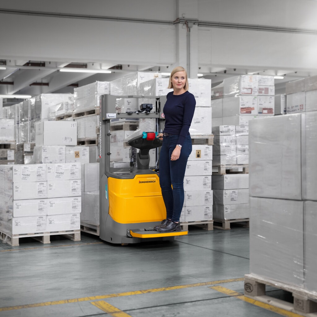 Produktabbildung Nr. 13: Jungheinrich Elektro-Hochhubwagen ERC 110i DZ mit Standplattform, Dreifach-Teleskop-Hubgerüst, Hubhöhe 4.300 mm, Tragfähigkeit 1.000 kg, Proportionalhydraulik