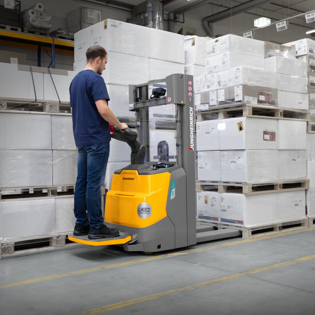 Produktabbildung Nr. 16: Jungheinrich Elektro-Hochhubwagen ERC 110i DZ mit Standplattform, Dreifach-Teleskop-Hubgerüst, Hubhöhe 4.300 mm, Tragfähigkeit 1.000 kg, Proportionalhydraulik