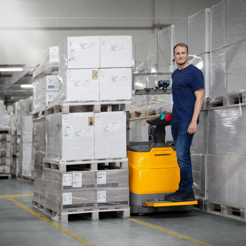 Produktabbildung Nr. 17: Jungheinrich Elektro-Hochhubwagen ERC 110i DZ mit Standplattform, Dreifach-Teleskop-Hubgerüst, Hubhöhe 4.300 mm, Tragfähigkeit 1.000 kg, Proportionalhydraulik