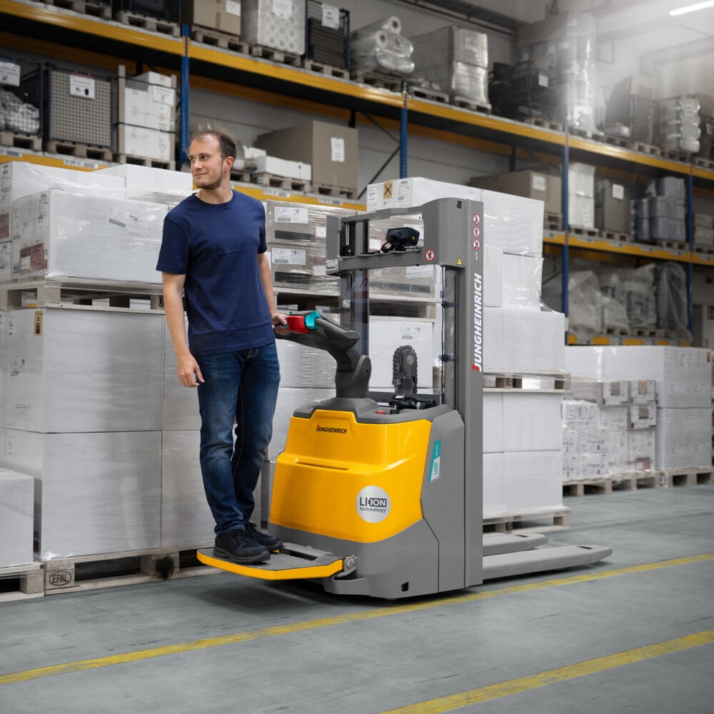 Produktabbildung Nr. 16: Jungheinrich Elektro-Hochhubwagen ERC 110i ZZ mit Standplattform, Zweifach-Teleskop-Hubgerüst, Hubhöhe 3.900 mm, Tragfähigkeit 1.000 kg, Proportionalhydraulik