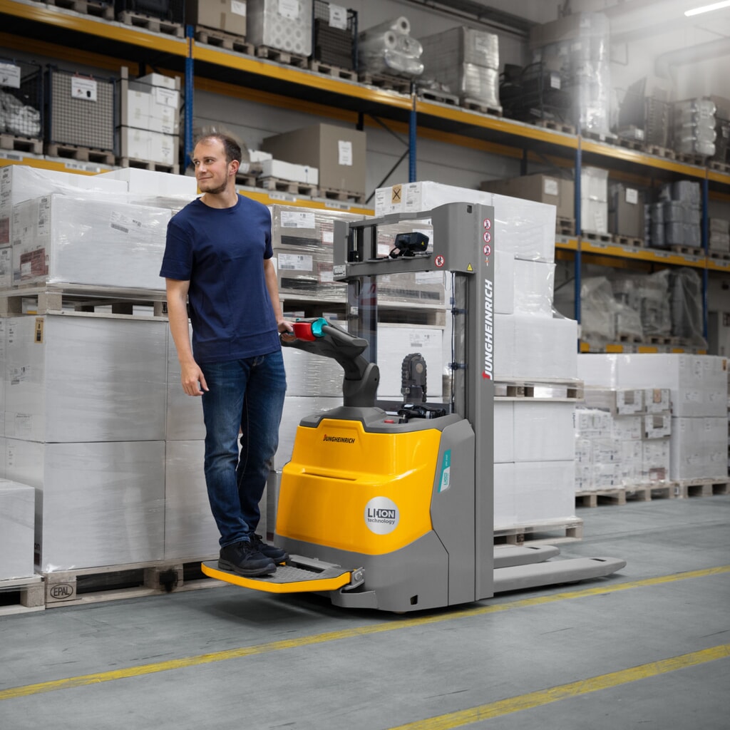 Produktabbildung Nr. 18: Jungheinrich Elektro-Hochhubwagen ERC 110i DZ mit Standplattform, Dreifach-Teleskop-Hubgerüst, Hubhöhe 4.300 mm, Tragfähigkeit 1.000 kg, Proportionalhydraulik