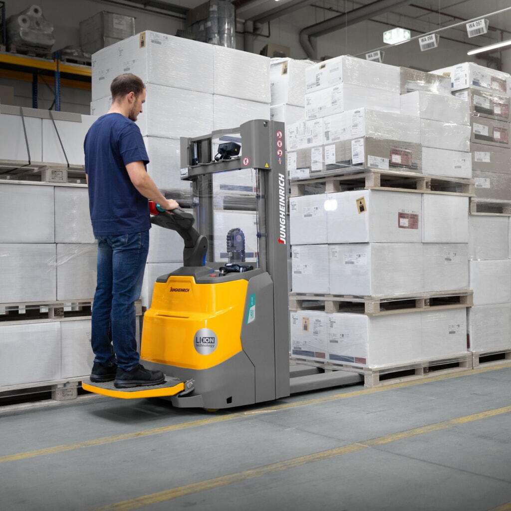 Jungheinrich Elektro-Hochhubwagen ERC 112zi ZZ mit Standplattform, Zweifach-Teleskop-Hubgerüst, Hubhöhe 2.300 mm, Tragfähigkeit 1.200 kg, Proportionalhydraulik Produktabbildung Nr. 11: Jungheinrich Elektro-Hochhubwagen ERC 112zi ZZ mit Standplattform, Zweifach-Teleskop-Hubgerüst, Hubhöhe 2.300 mm, Tragfähigkeit 1.200 kg, Proportionalhydraulik