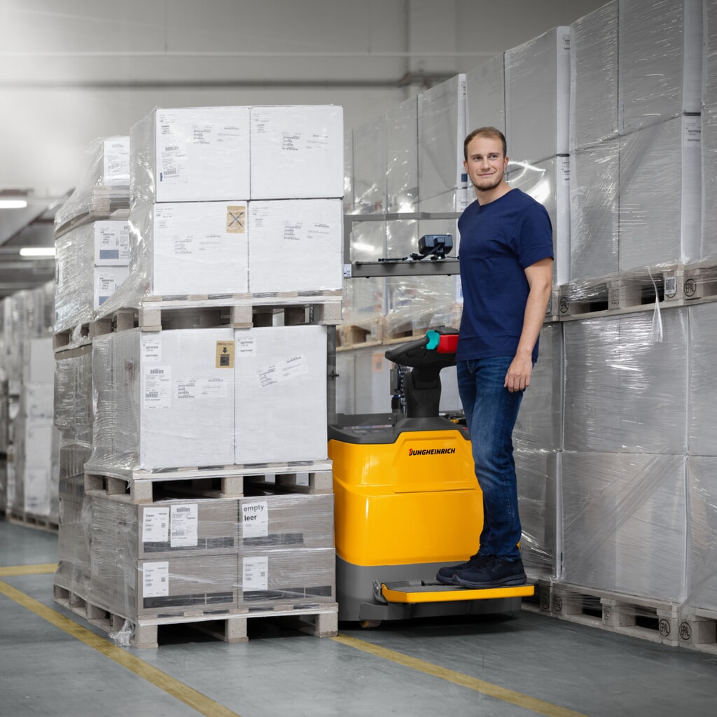 Jungheinrich Elektro-Hochhubwagen ERC 112zi ZZ mit Standplattform, Zweifach-Teleskop-Hubgerüst, Hubhöhe 2.300 mm, Tragfähigkeit 1.200 kg, Proportionalhydraulik Produktabbildung Nr. 12: Jungheinrich Elektro-Hochhubwagen ERC 112zi ZZ mit Standplattform, Zweifach-Teleskop-Hubgerüst, Hubhöhe 2.300 mm, Tragfähigkeit 1.200 kg, Proportionalhydraulik