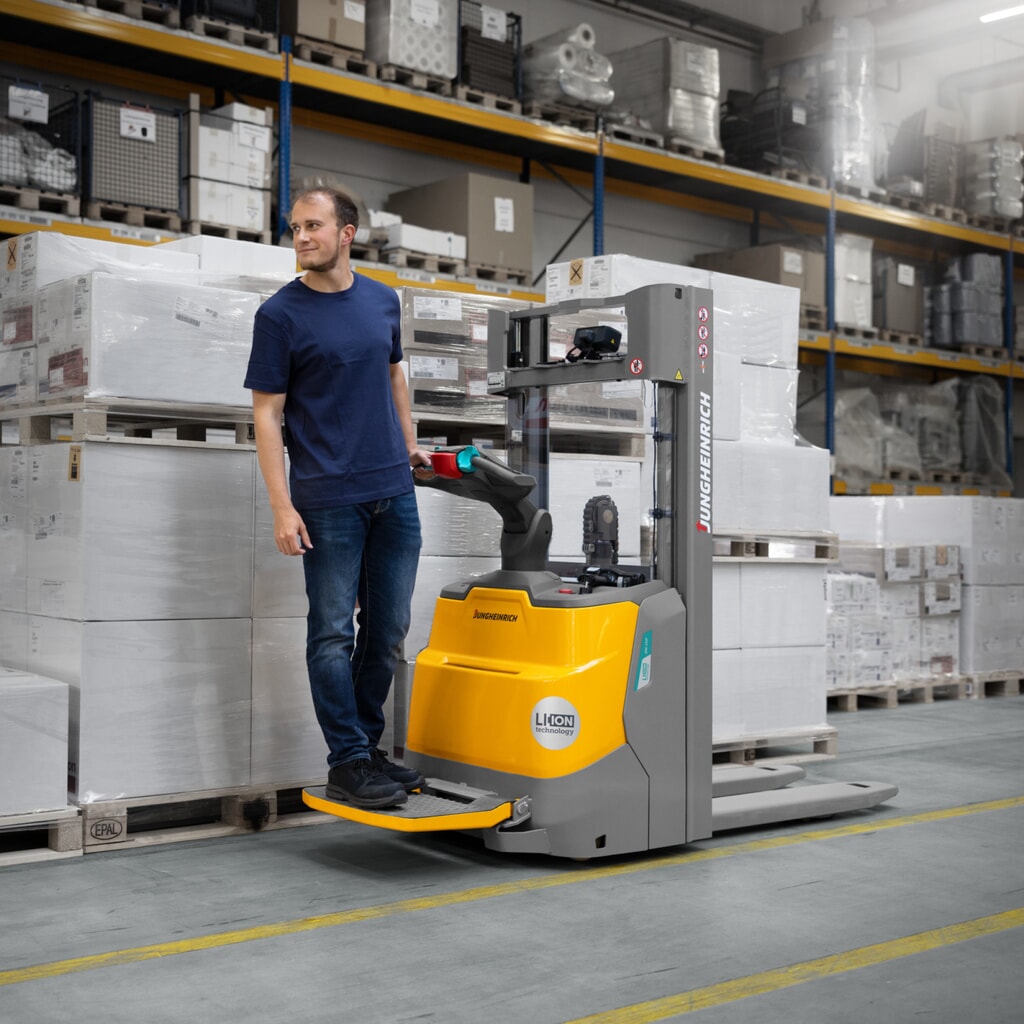 Produktabbildung Nr. 13: Jungheinrich Elektro-Hochhubwagen ERC 112zi ZZ mit Standplattform, Zweifach-Teleskop-Hubgerüst, Hubhöhe 2.300 mm, Tragfähigkeit 1.200 kg, Proportionalhydraulik