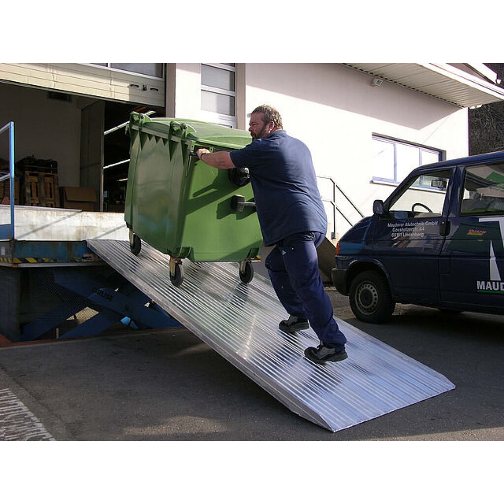 MAUDERER® Leichte Auffahrrampe, SuperLeicht-Steg CO, für schwere Ladegüter, Tragkraft 2.000 kg, LxB 1.500 x 500 mm Produktabbildung Nr. 3: MAUDERER® Leichte Auffahrrampe, SuperLeicht-Steg CO, für schwere Ladegüter, Tragkraft 2.000 kg, LxB 1.500 x 500 mm