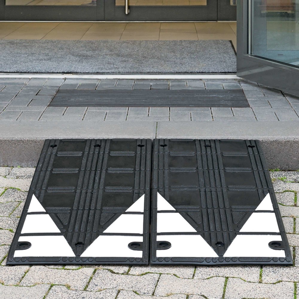 Produktabbildung Nr. 2: MORAVIA Bordstein-Rampe aus vulkanisiertem Kautschuk, BxHxT 450 x 75 x 1.000 mm, schwarz-weiß, inkl. Befestigunsgmaterial