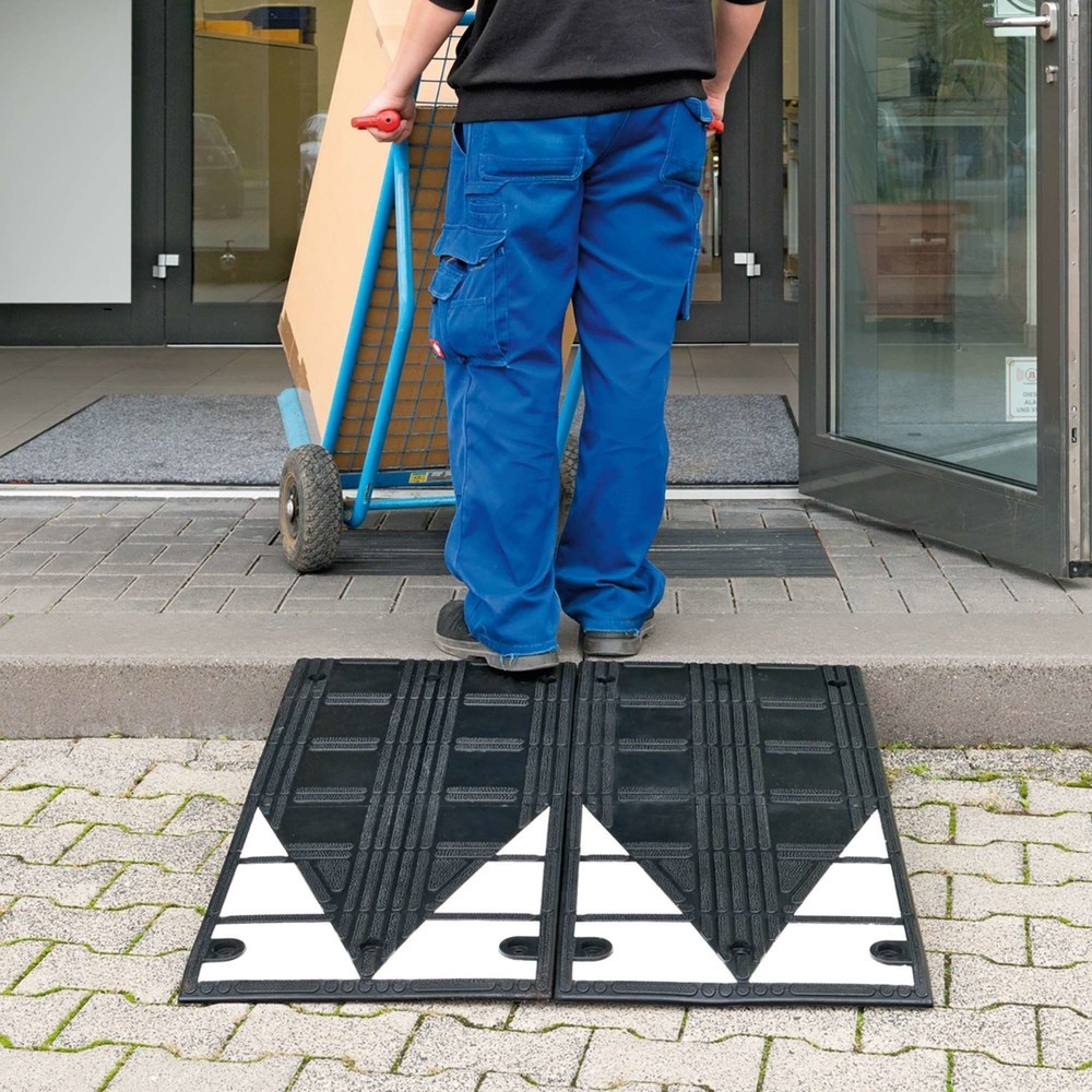 Produktabbildung Nr. 3: MORAVIA Bordstein-Rampe aus vulkanisiertem Kautschuk, BxHxT 450 x 75 x 1.000 mm, schwarz-weiß, inkl. Befestigunsgmaterial
