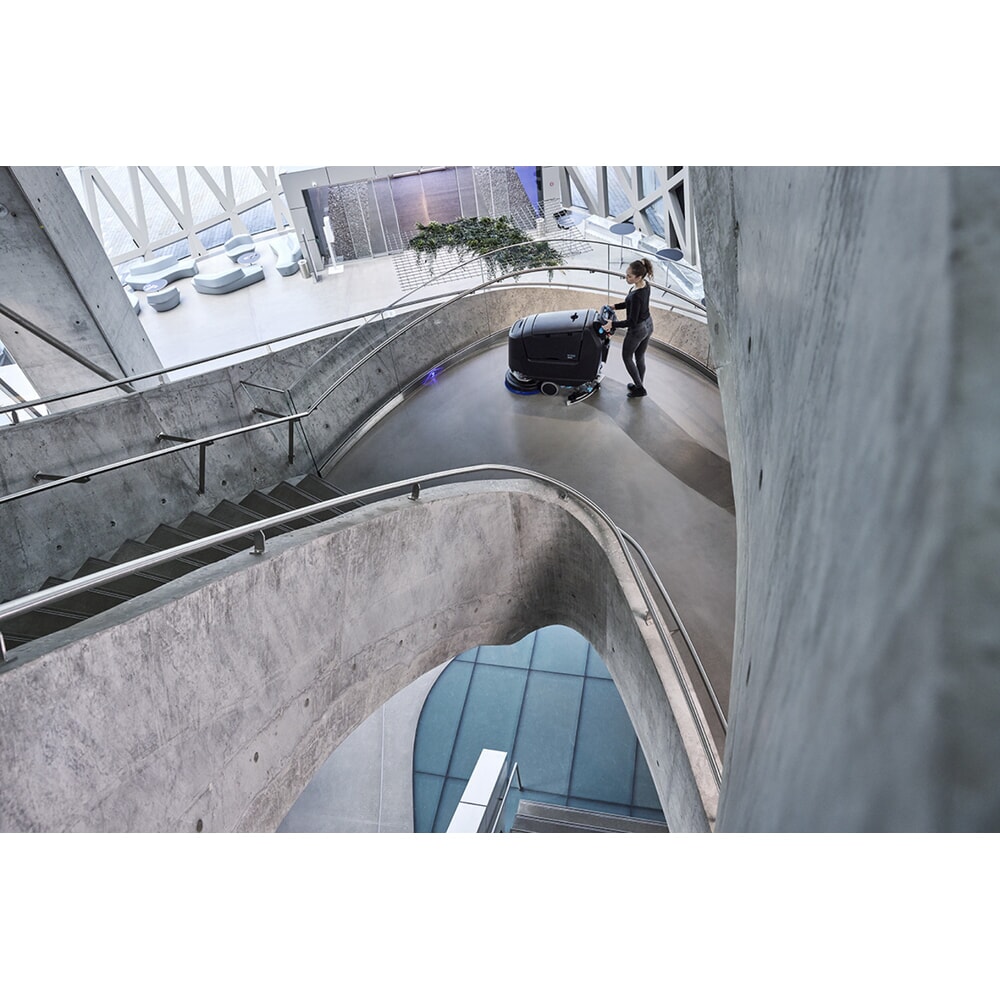 Produktabbildung Nr. 11: Nilfisk® Handgeführte Scheuersaugmaschine SC550 CYL 51 LI-ION