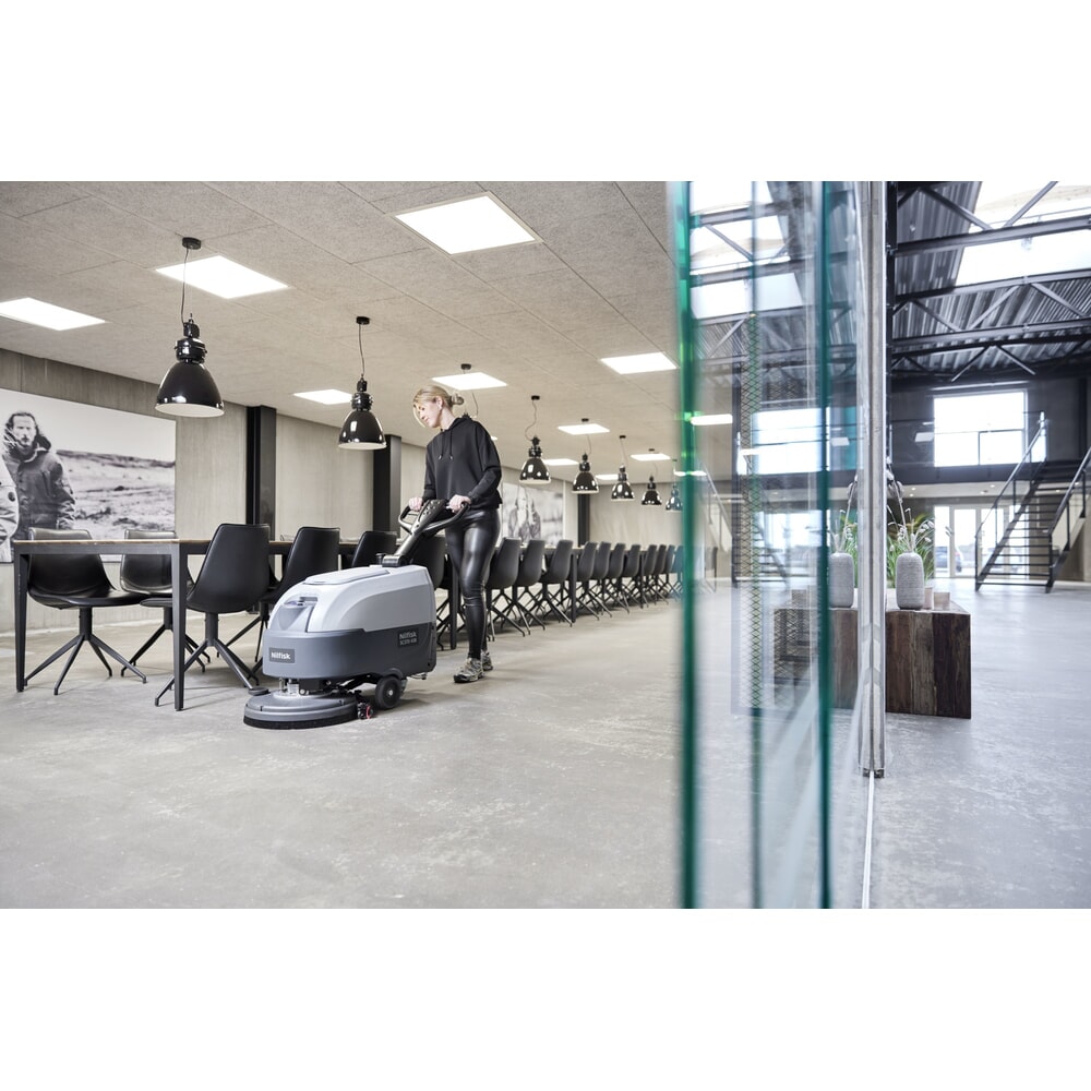 Produktabbildung Nr. 2: Nilfisk® Handgeführte Scheuersaugmaschine SCRUBBER SC370 43B-EU