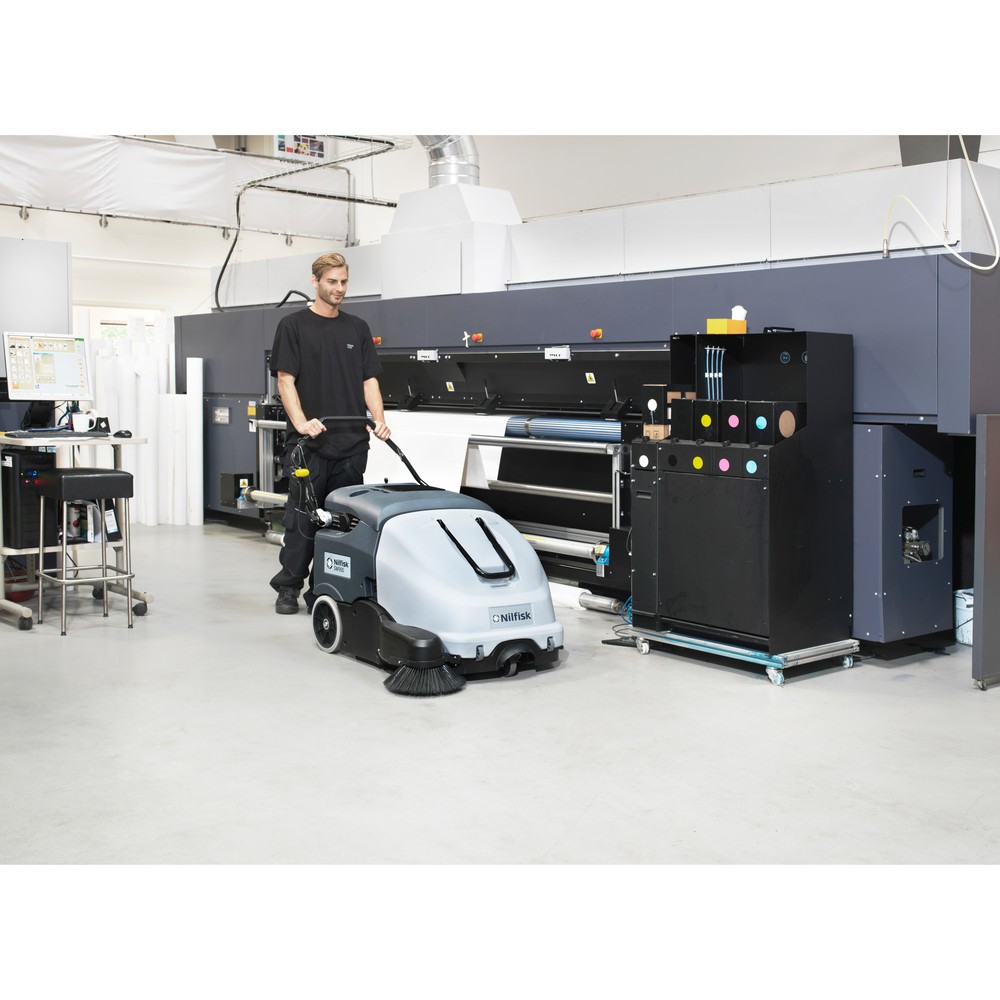 Produktabbildung Nr. 5: Nilfisk® Mitgänger-Handkehrmaschine SW 900 P, Benzinmotor