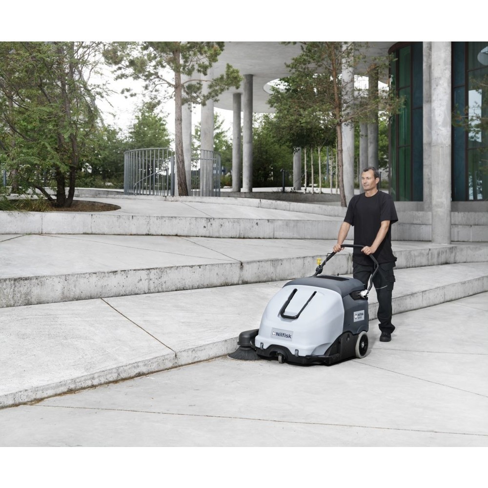 Produktabbildung Nr. 2: Nilfisk® Mitgänger-Handkehrmaschine SW 900 P, Benzinmotor