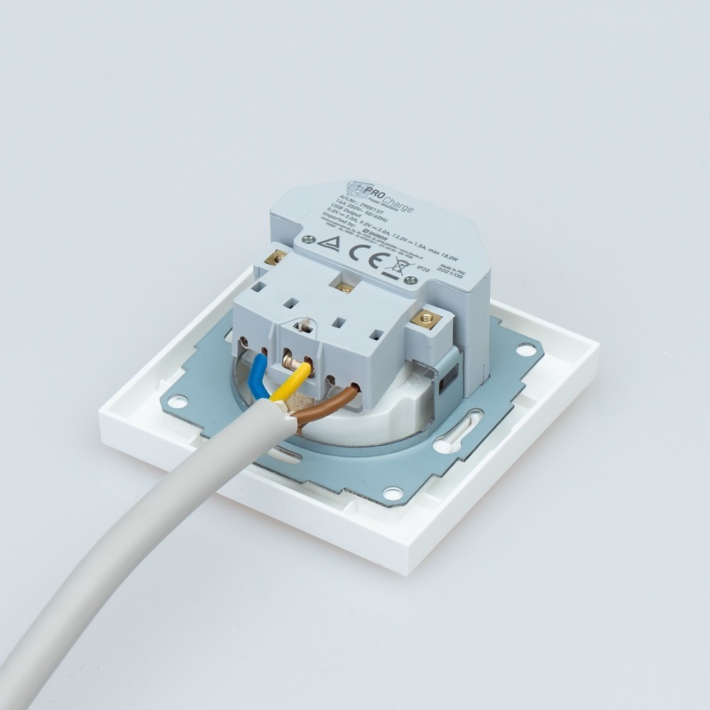 Produktabbildung Nr. 2: Pro Charge USB-Wandsteckdose - USB-A und USB-C PD 3.4A - 55x 55mm - RAL9010