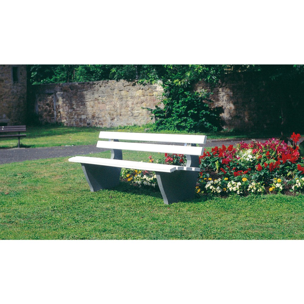 Produktabbildung: Sitzbank Oslo mit Betonfuß, PVC-Latten mit Stahleinlage, hellelfenbein
