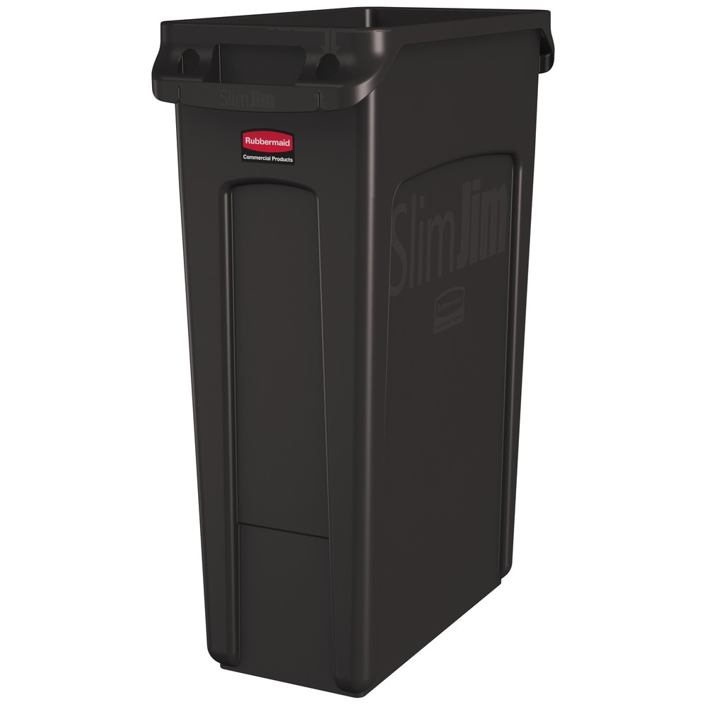 Ein schlanker Wertstoffcontainer für ergonomische Nutzung Mit dem Wertstoffsammler Rubbermaid Slim Jim® mit Lüftungskanälen nutzten Sie den Platz selbst auf engsten Raumverhältnissen optimal. Der Abfalleimer besteht aus stabilem Polyethylen und ist für den Innen- und Außenbereich geeignet. Für die effiziente Raumnutzung sorgen die im Vergleich zu anderen Tret-Abfallbehältern eine reduzierte Stellfläche sowie seine schlanke Bauweise. Dank der patentierten Lüftungskanäle ist die Müllsackentnahme mühelos, Sie benötigen viel weniger Zugkraft zum Herausziehen voller Müllsäcke und schonen Ihren Rücken. Zudem können die Abfallsäcke durch die integrierten Beutelklemmen knotenfrei am Behälterrand fixiert und schnell ausgetauscht werden. Der robuste Griffrand beugt Rissbildung vor und ermöglicht ein sicheres Anheben und Transportieren. Der Wertstoffsammler Rubbermaid Slim Jim® mit Lüftungskanälen ist in verschiedenen Volumen und Farben erhältlich. Sammeln und entsorgen Sie verwertbare Verpackungen effizient mithilfe des Wertstoffsammlers Rubbermaid Slim Jim® mit Lüftungskanälen und kaufen Sie den Behälter bei uns im Shop.Wertstoffsammler Rubbermaid Slim Jim® mit Lüftungskanälen, 87 l, braun Wertstoffsammler Rubbermaid Slim Jim® mit Lüftungskanälen, 87 l, braun