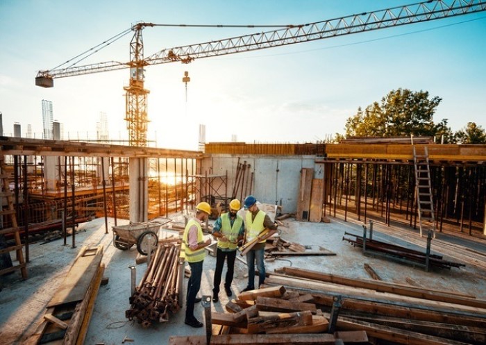 drei Männer auf Baustelle