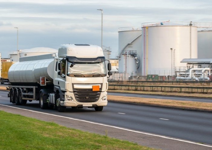 LKW Gefahrguttransport mit Warntafel