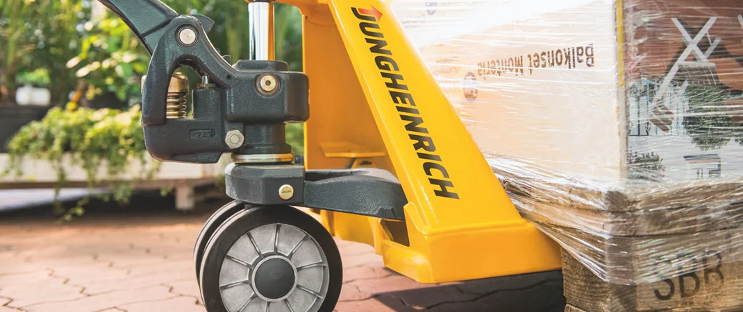 Nahaufnahme eines Hubwagens mit Fokus auf das Lenkrad