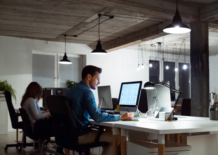 Mann sitzt im Büro am PC