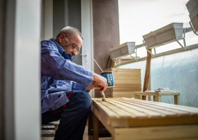 Holz richtig pflegen: So schützen Sie Möbel, Dielen und Holzbauteile