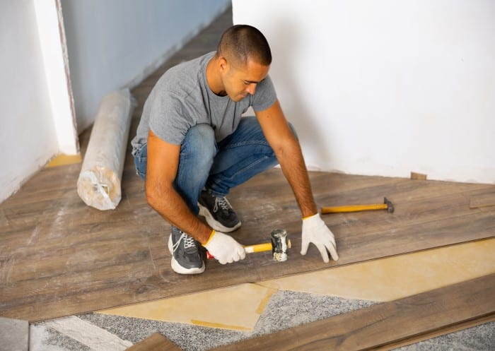 Handwerker repariert einen Vinylboden