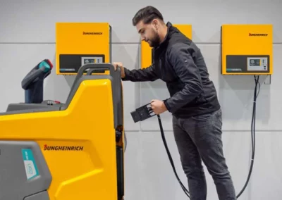 Batterieladeanlagen für Flurförderzeuge: Vorschriften & Tipps zur Einrichtung
