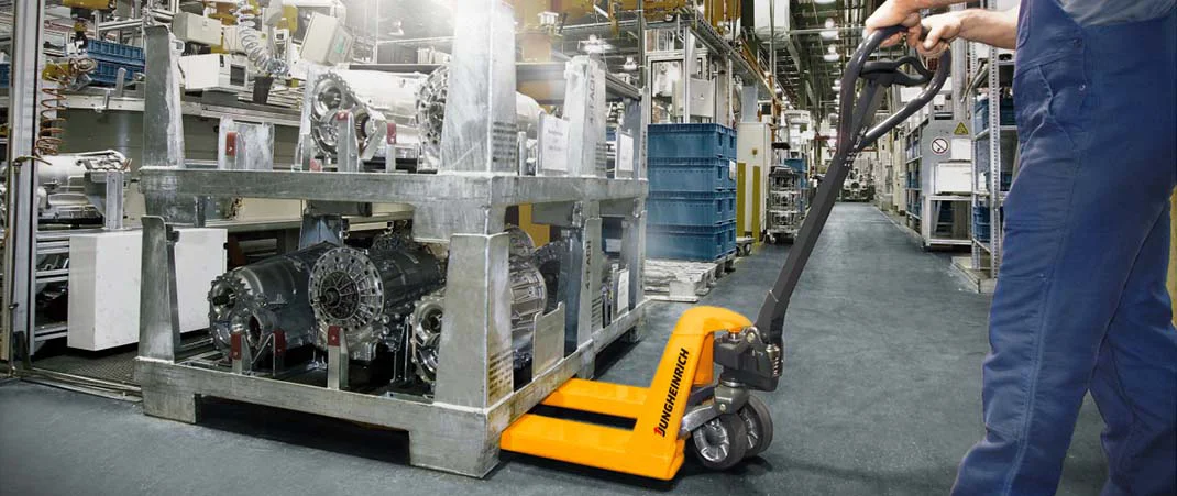 Mann bedient Hubwagen bei der FEM-Prüfung