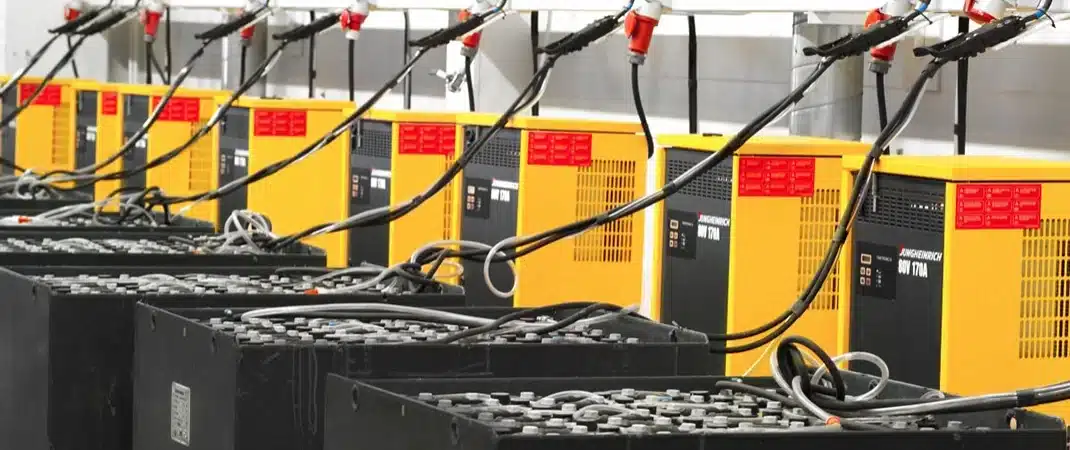 Staplerbatterien beim Laden: Batterie Wasser nachfüllen vor oder nach dem Laden