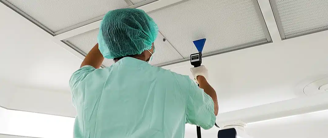 Prüfung der HEPA-Filterklassen einer Filterdecke im Reinraum