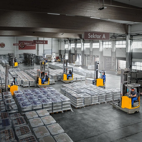 Ein Lager ist in verschiedene Sektoren zur optimale Lagernutzung eingeteilt